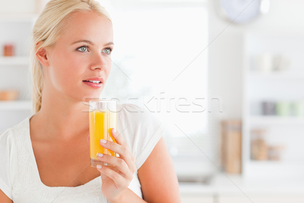 Kobieta pitnej sok pomarańczowy kamery Zdjęcia stock © wavebreak_media