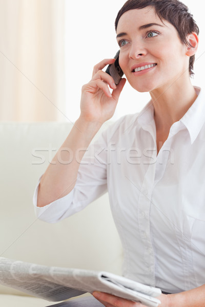 Stok fotoğraf: Sevimli · kadın · telefonu · gazete · oturma · odası · ev
