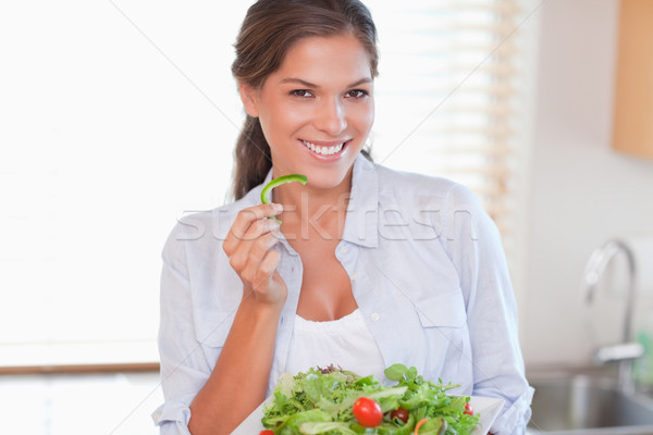 Stok fotoğraf: Gülümseyen · kadın · yeme · salata · mutfak · gülümseme · sağlık