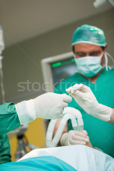 Sebészek tart szike sebészi szoba nő Stock fotó © wavebreak_media