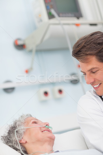 Beteg mosolyog orvos kórház férfi egészség Stock fotó © wavebreak_media