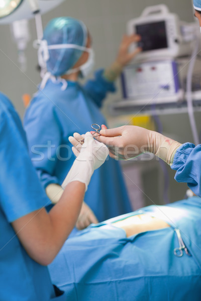 Pielęgniarki chirurgiczny nożyczki lekarza teatr kobieta Zdjęcia stock © wavebreak_media