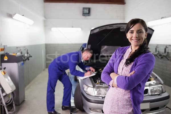 ストックフォト: 女性の笑顔 · メカニック · ガレージ · 車 · 幸せ