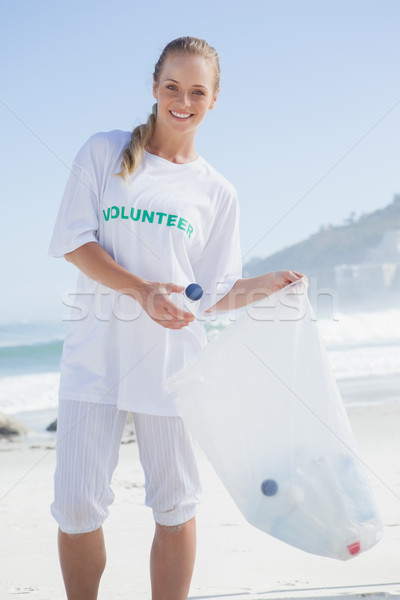 Szőke nő önkéntes szőlőszüret felfelé szemét tengerpart Stock fotó © wavebreak_media