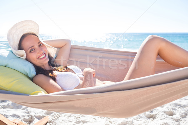 Morena relajante hamaca sonriendo cámara playa Foto stock © wavebreak_media