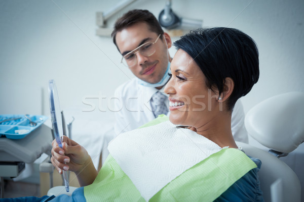 Zijaanzicht glimlachend vrouwelijke patiënt tandarts tandartsen Stockfoto © wavebreak_media