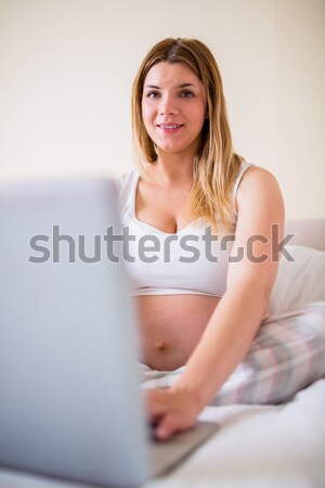 Hamile kadın dizüstü bilgisayar kullanıyorsanız bilgisayar ev ev mutlu Stok fotoğraf © wavebreak_media