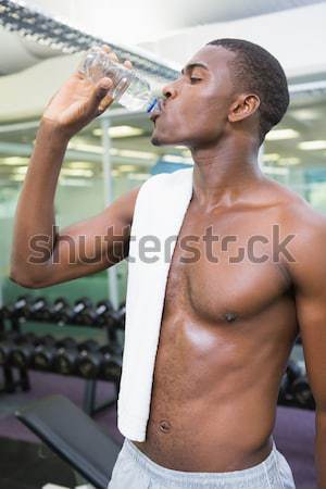 Foto d'archivio: Giovani · donna · sorridente · bottiglia · acqua · crossfit