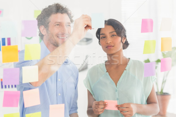 [[stock_photo]]: Perplexe · équipe · commerciale · regarder · post · mur · bureau