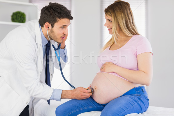 Foto stock: Médico · falante · grávida · paciente · estômago