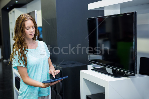 Mulher bonita compras novo televisão eletrônica armazenar Foto stock © wavebreak_media