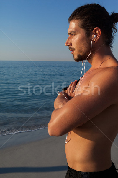 Muscular homem olhando mar praia Foto stock © wavebreak_media