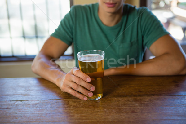 Mann halten Bier Glas bar counter Stock foto © wavebreak_media