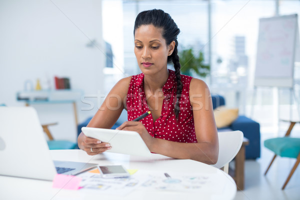 Foto stock: Femenino · gráfico · disenador · tableta · escritorio · oficina