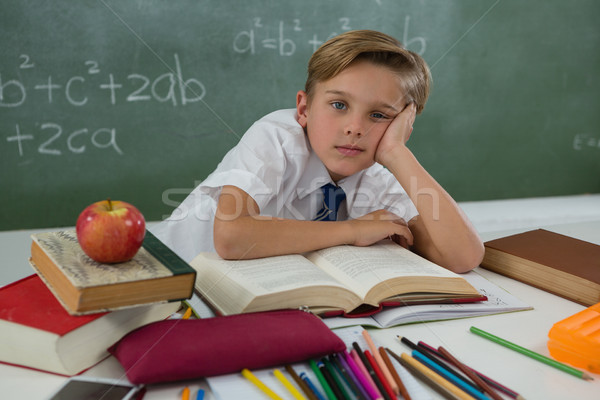 Foto stock: Colegial · lectura · libro · aula · retrato · hombre