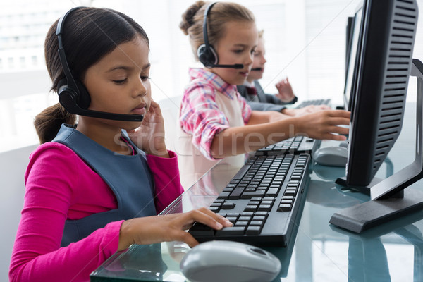 Kinderen uitvoerende werken kantoor computer Stockfoto © wavebreak_media