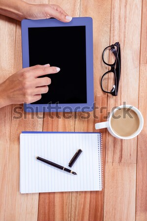 Nőies kezek tabletta kávé notebook asztal Stock fotó © wavebreak_media