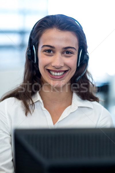 Jonge vrouw werken computer hoofdtelefoon portret kantoor Stockfoto © wavebreak_media
