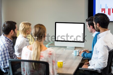 Oameni de afaceri uita ecran video conferinţă sala de conferinte Imagine de stoc © wavebreak_media