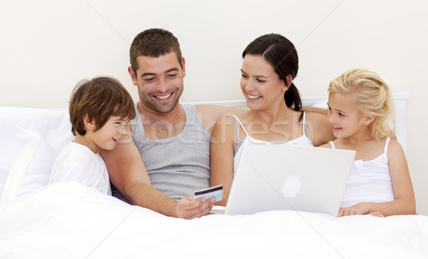 Сток-фото: семьи · покупке · онлайн · кровать · ноутбука · счастливым