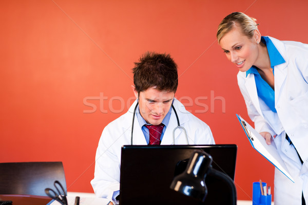 Zdjęcia stock: Lekarzy · pracy · laptop · biuro · mężczyzna · kobiet