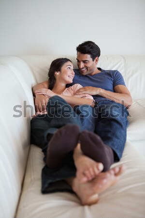 Intim cuplu folosind laptop canapea hârtie fată Imagine de stoc © wavebreak_media