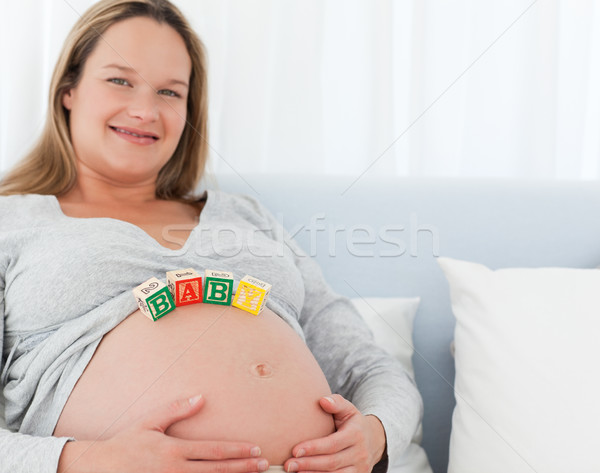 Jeunes femme enceinte bébé lettres ventre lit [[stock_photo]] © wavebreak_media