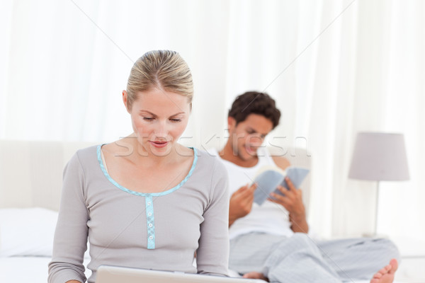 Stockfoto: Vrouw · werken · laptop · echtgenoot · lezing · home