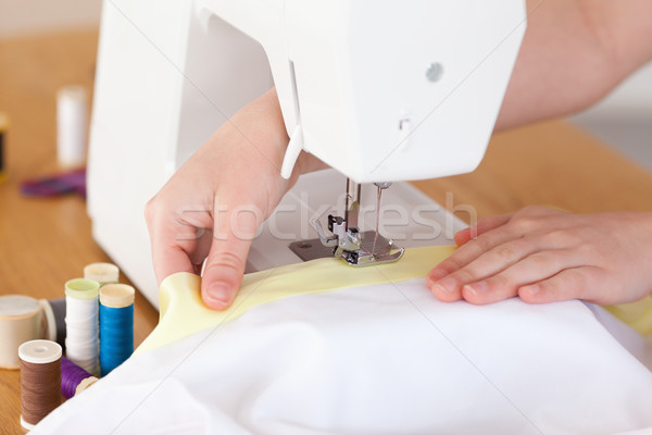 商業照片: 手 · 縫紉機 · 客廳 · 女子 · 工作