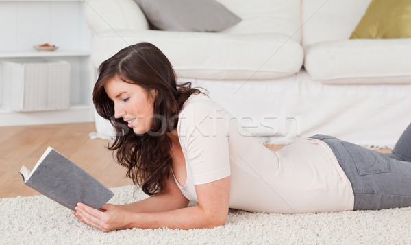 Сток-фото: молодые · красивая · женщина · чтение · книга · ковер · гостиной