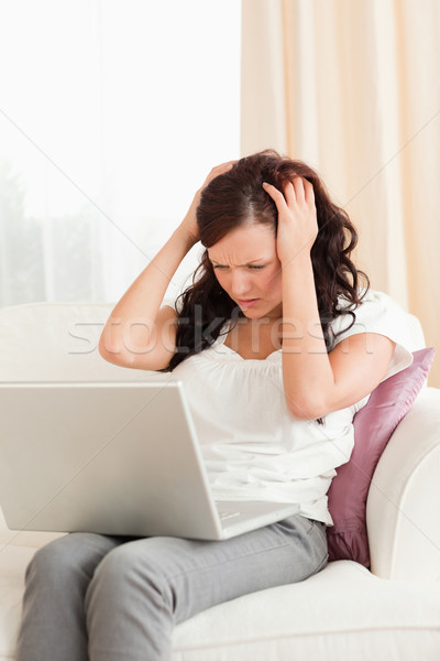 Frustrado mulher laptop sala de estar casa Foto stock © wavebreak_media