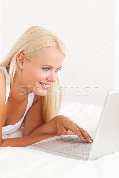 Zdjęcia stock: Portret · spokojny · kobieta · za · pomocą · laptopa · sypialni · komputera