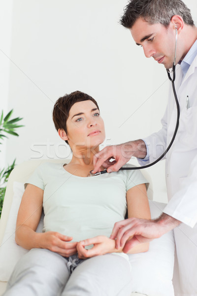 Médico examinar femenino paciente habitación hombre Foto stock © wavebreak_media