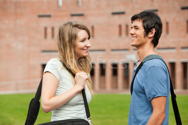 Jeunes étudiant couple flirt à l'extérieur bâtiment Photo stock © wavebreak_media