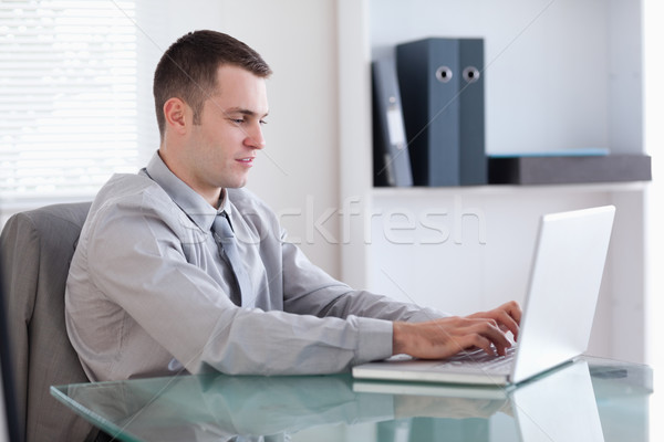 Jungen Geschäftsmann mit Laptop Business Laptop Technologie Stock foto © wavebreak_media