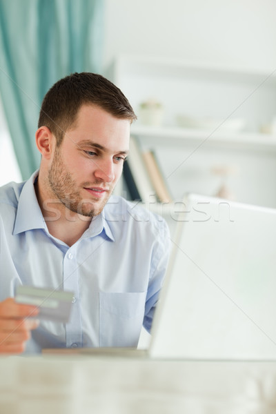 年輕 商人 信用卡 筆記本電腦 計算機 因特網 商業照片 © wavebreak_media