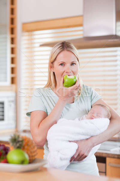 Giovani madre braccia mela alimentare Foto d'archivio © wavebreak_media