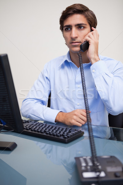 Foto stock: Sério · olhando · jovem · empresário · telefone · trabalhar