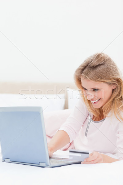 Erschossen lächelnde Frau schauen Laptop Lügen Stock foto © wavebreak_media