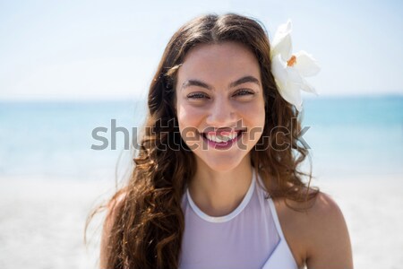 Jeune femme regarder caméra plage ciel [[stock_photo]] © wavebreak_media