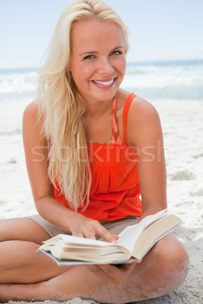 [[stock_photo]]: Jeunes · femme · blonde · regarder · caméra · souriant · lecture