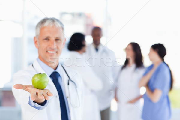 Stock foto: Lächelnd · reifen · Arzt · halten · Apfel · Gesundheit