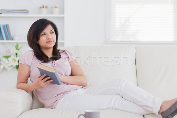 Vrouw ontspannen sofa woonkamer koffie venster Stockfoto © wavebreak_media