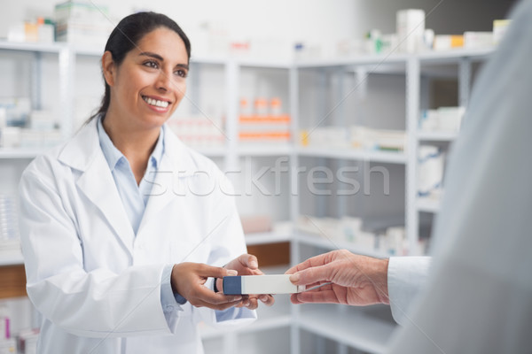 Sorridente farmacêutico caixa médico hospital mulher Foto stock © wavebreak_media