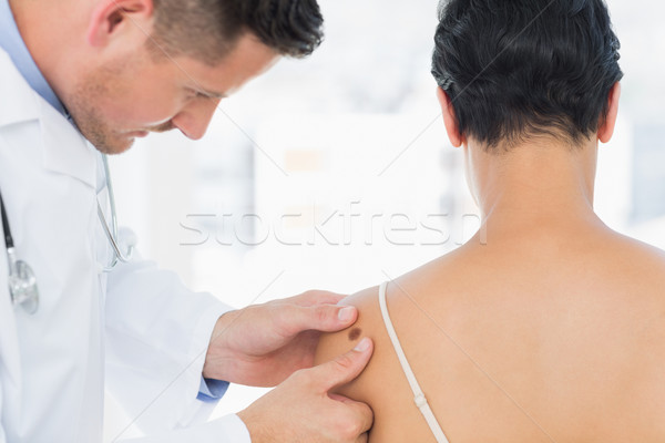 Medic femeie medic de sex masculin clinică birou Imagine de stoc © wavebreak_media