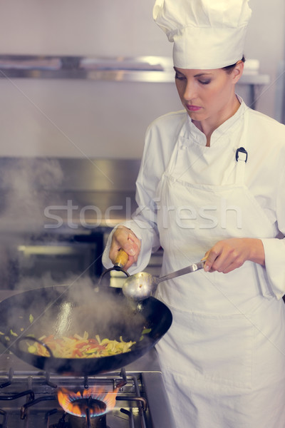 Weiblichen Küchenchef Küche konzentrierter Frau Stock foto © wavebreak_media