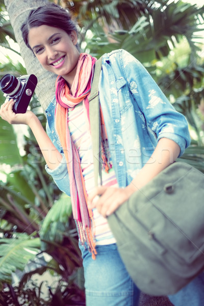 Fericit fotograf în picioare exterior zâmbitor aparat foto Imagine de stoc © wavebreak_media