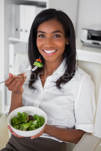 Casual bastante mujer de negocios comer ensalada escritorio Foto stock © wavebreak_media
