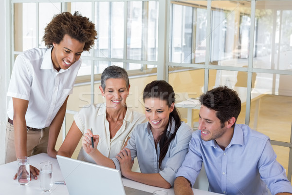 Foto stock: Pessoas · de · negócios · trabalhando · laptop · escritório · computador · mulher