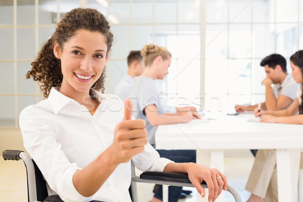 Stockfoto: Toevallig · zakenvrouw · rolstoel · glimlachend · camera